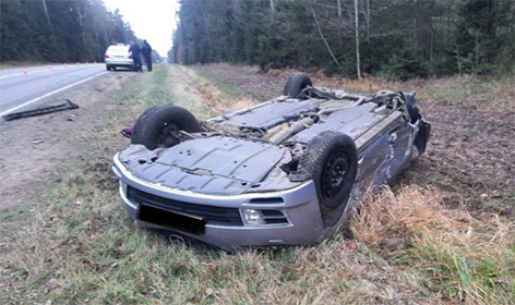 В Быховском районе Mazda съехала в кювет и опрокинулась