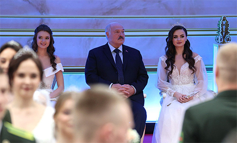 Лукашенко: время требует от каждого из нас думать не только о себе, но и о стране