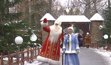 Снегурочка вернулась в сказочную резиденцию белорусского Деда Мороза