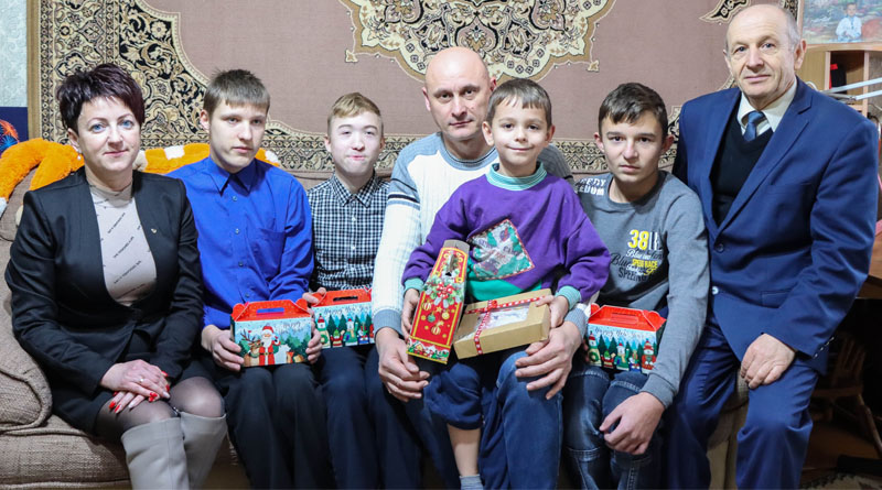 В рамках акции “Наши дети” поздравления и подарки принимала приемная семья Татьяны Халиманчук
