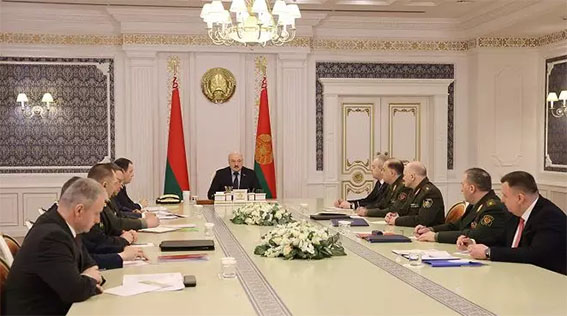 Лукашенко заявил, что Беларусь вместе с РФ может производить любые типы оружия