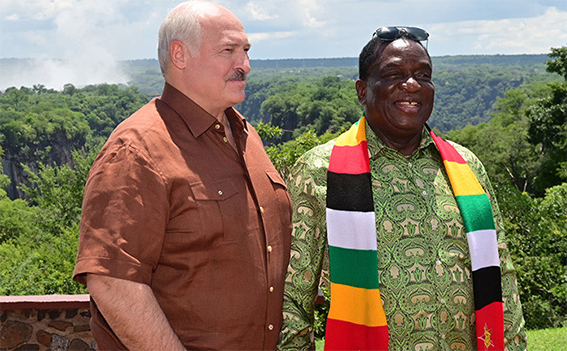 В последний день визита в Зимбабве Лукашенко вместе с Мнангагвой посещает водопад Виктория