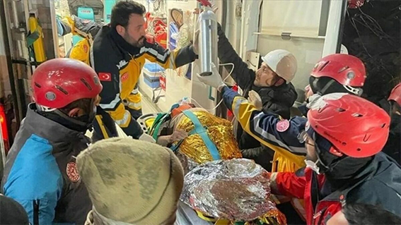 В Турции спустя 212 часов после землетрясений из-под завалов спасли 77-летнюю женщину