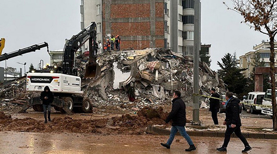 Количество жертв землетрясений в Турции составило не менее 48 тыс.