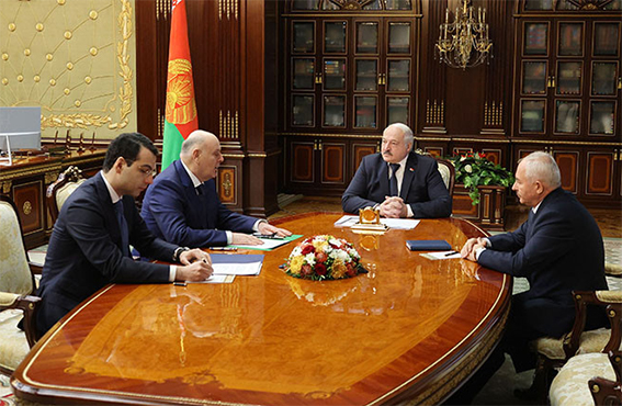 Лукашенко на встрече с Бжания в Минске: нынешняя встреча по-человечески очень важна, и отношения должны развиваться