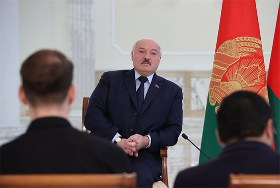 “Готовы серьезно поговорить, даже Путин прилетит”. Лукашенко пригласил Байдена в Минск