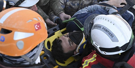В Турции на девятые сутки после землетрясений спасли из-под завалов двух братьев