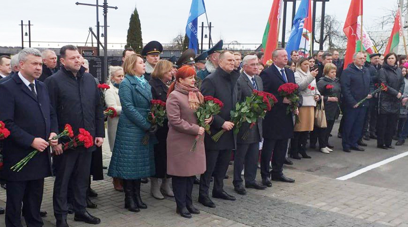 Память сожженных жителей почтили сегодня в д. Борки (фотофакт)