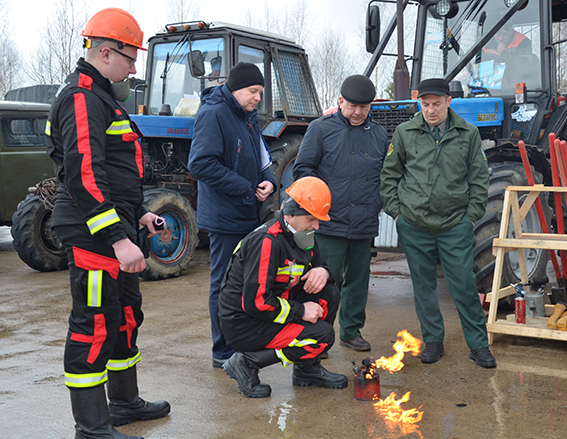 Как в Быховском лесхозе прошел смотр готовности лесопожарных команд и техники к пожароопасному сезону (фото)