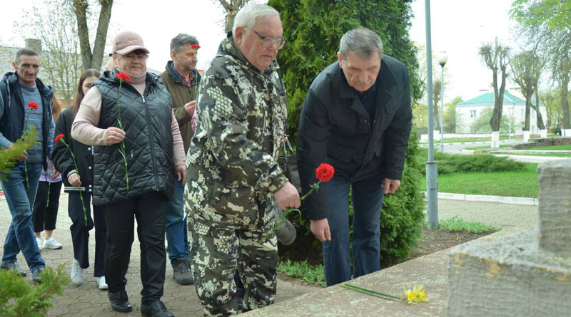 В Быхове день рождения Ленина отметили возложением цветов. Фото