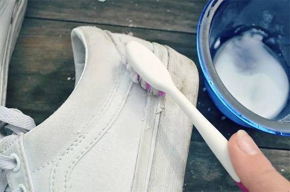 Как почистить белые кроссовки при помощи домашних средств
