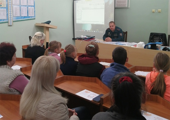 Работники Быховского РОЧС посетили «Школу материнства»
