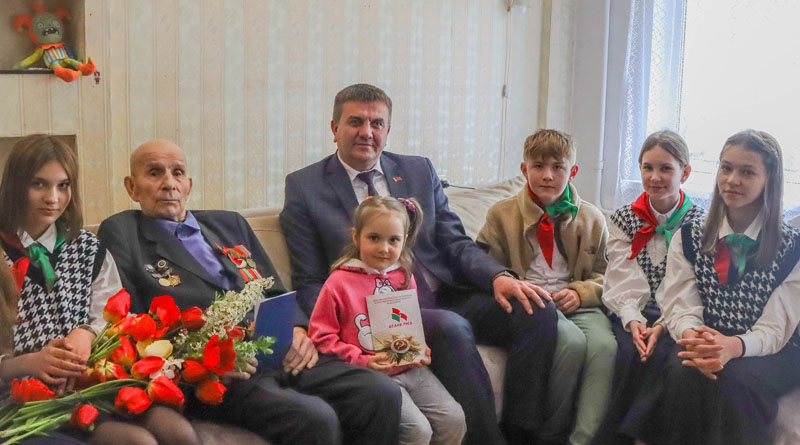 В Быхове поздравили с Днем Победы ветерана Великой отечественной войны Михаила Зиманкова