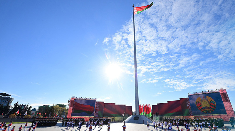 Лукашенко: наши поистине народные флаг, герб и гимн понятны и правдивы