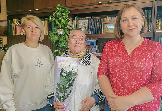 Представители Быховского района электросетей поздравили малолетнюю узницу Екатерину Буян