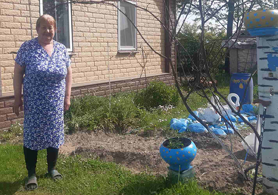 Пенсионерка из деревни Липовка активно занимается благоустройством
