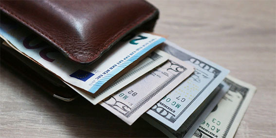 В Беларуси банки будут принимать поврежденные доллары и евро