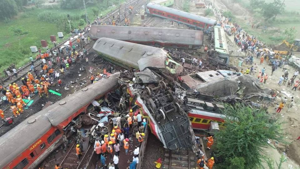 В Индии столкнулись три поезда: почти 300 человек погибли, около 900 ранены