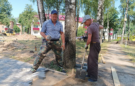 Узнали, как в Быхове идет устройство детских площадок