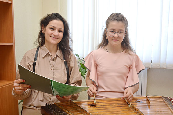 По миру музыки Дарью Климантович ведет учитель Диана Папкова