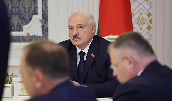 Лукашенко – чиновникам: сами без зарплаты сидите, но с крестьянами рассчитайтесь