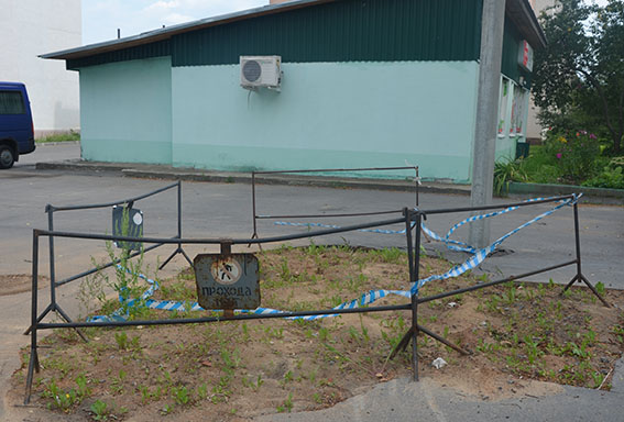 Разрушенное дорожное покрытие возле магазина «Петруха» вызывает беспокойство
