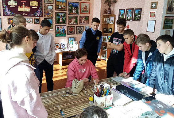 Для учащихся ГУО «СШ № 2 г. Быхова» организована встреча с мастером росписи по стеклу Анжеликой Быстровой