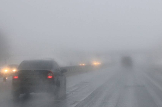 В туман и дождь будьте осторожны на дорогах