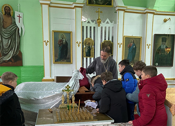 Учащиеся средней школы №1 посетили Свято-Троицкую церковь в Быхове