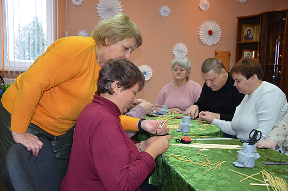 Ирина Кухтина провела мастер-класс по соломоплетению для граждан пожилого возраста и инвалидов