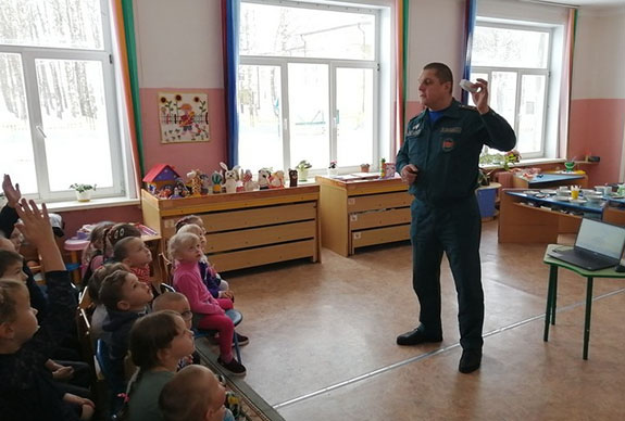 Сотрудник Быховского РОЧС рассказал школьникам и дошколятам о безопасности