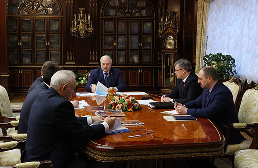 Лукашенко поручил в течение полугода навести порядок в системе подготовки футболистов