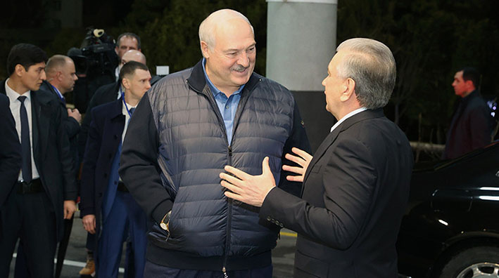 Лукашенко по прилете в Ташкент встретился с Мирзиёевым, формат для беседы президенты выбрали необычный