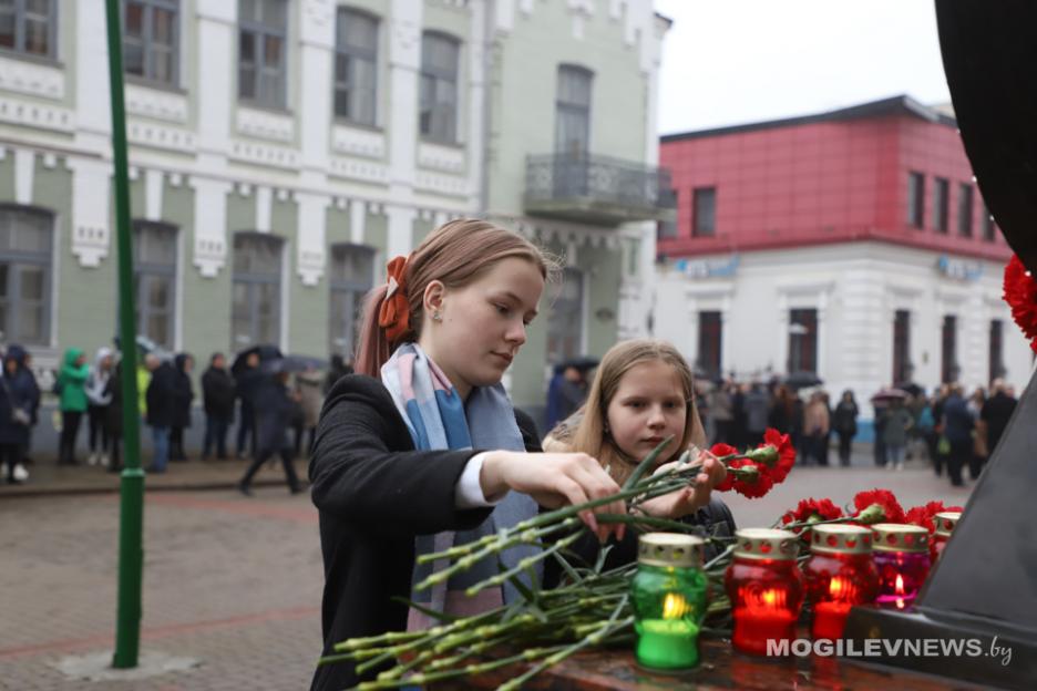 “Произошедшее не поддается осмыслению”. В Могилеве почтили память жертв теракта в Подмосковье