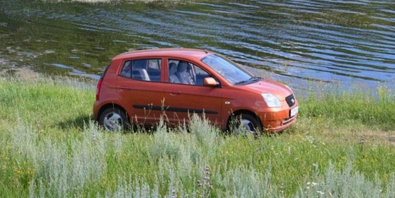 За припаркованный автомобиль возле водоема полагается штраф