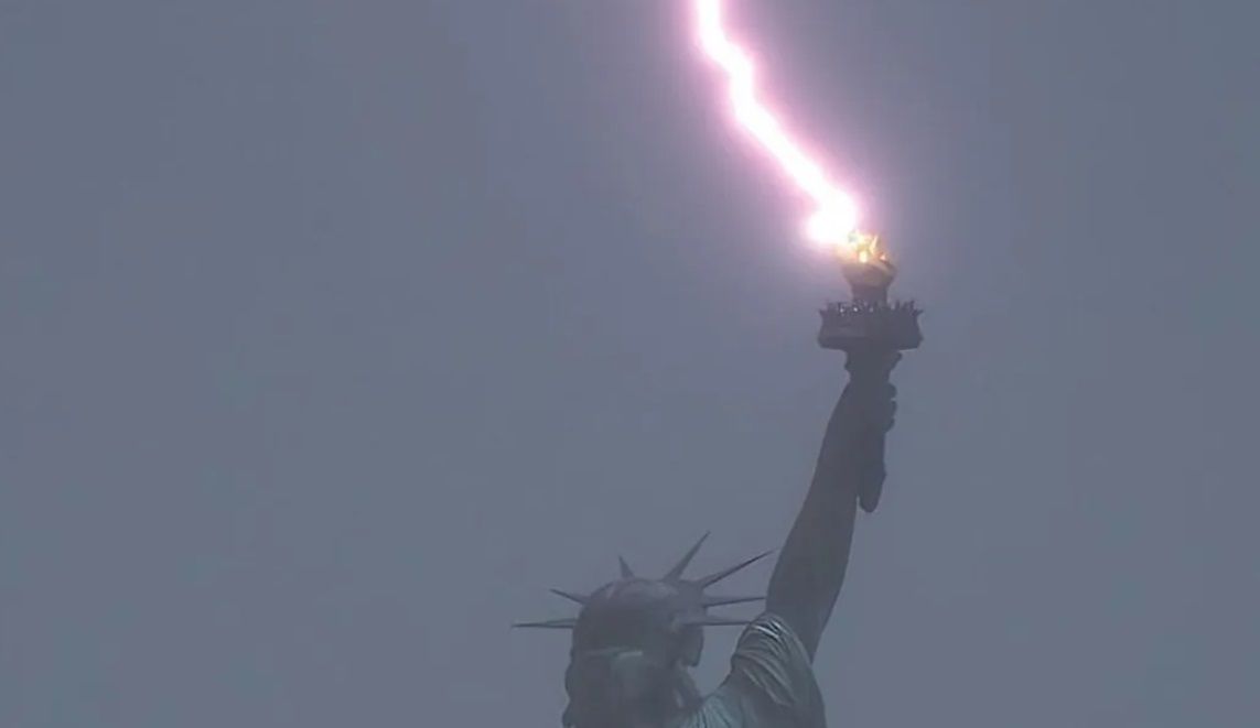 В Статую Свободы в Нью-Йорке ударила молния