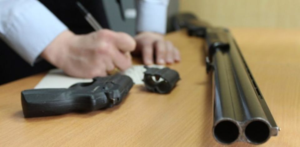 В соответствии с законодательством все пневматическое пистолеты, револьверы и винтовки с дульной энергией свыше 3 Дж относятся к пневматическому оружию, в связи с чем их оборот ограничен
