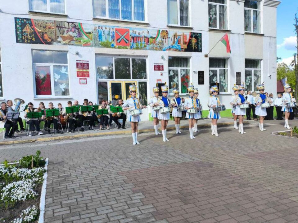В микрорайоне Быхов-1 прошла патриотическая творческая акция “Поклонимся великим тем годам…”. Фотофакт