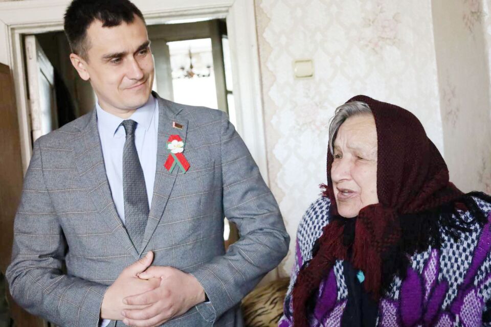 Бывшую несовершеннолетнюю узницу поздравили в Быхове с Днем Победы