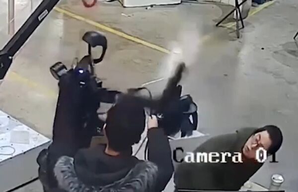 В Китае робот вышел из-под контроля и напал на человека