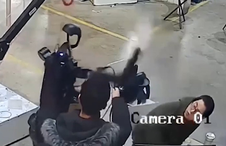 В Китае робот вышел из-под контроля и напал на человека