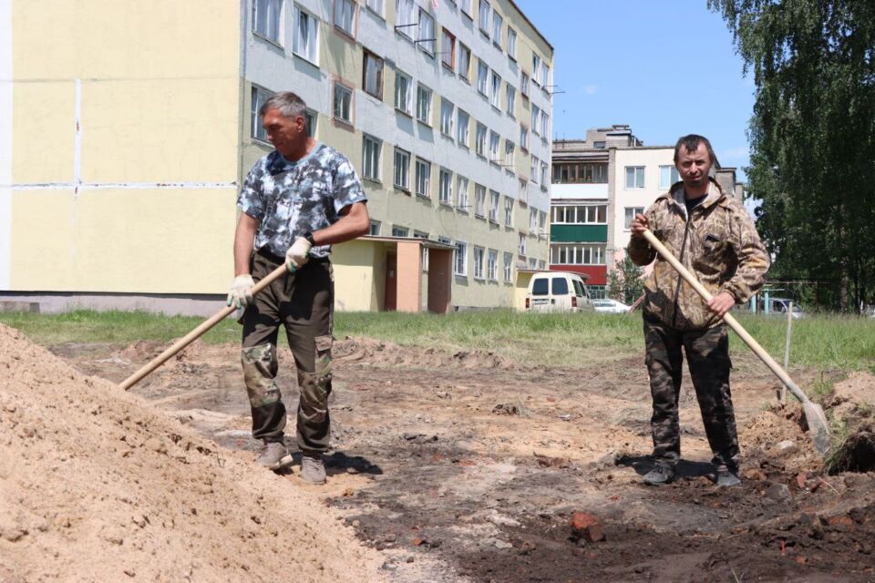 Работники Быховского УКП «Жилкомхоз» приступили к обустройству детских и спортивных площадок в городе