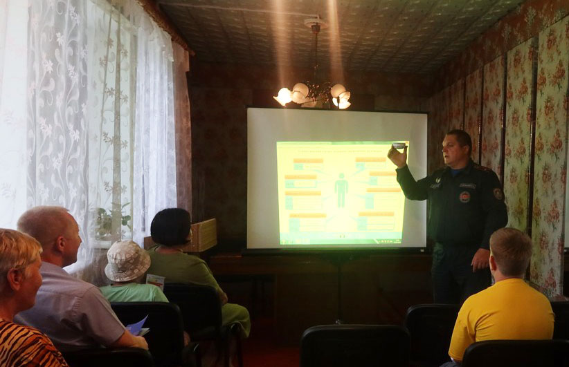 Спасатели Быховщины провели встречу с жителями агрогородка Красная Слобода