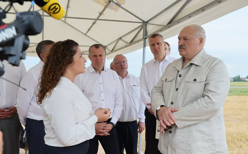 Лукашенко ознакомился с состоянием дел на агрокомбинате “Заря”