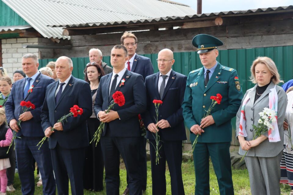 В деревне Красный Берег состоялось торжественное открытие отреставрированного памятного знака