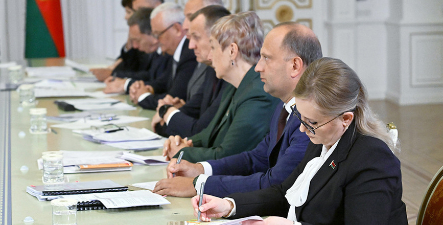 Закрытие магазинов на селе, завышение зарплаты руководства. Лукашенко раскритиковал работу Белкоопсоюза