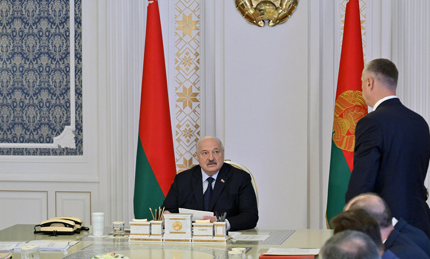 Президенту Беларуси представили проект указа по финансовому оздоровлению холдинга «АМКОДОР»