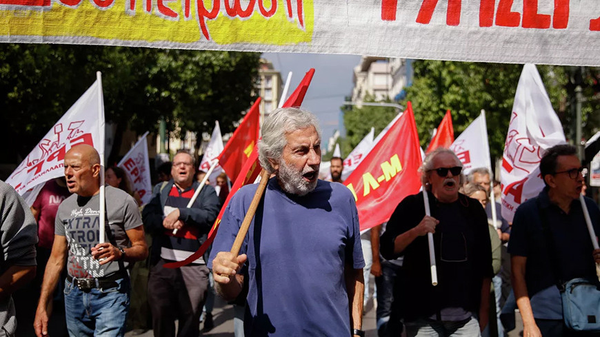 Тысячи человек вышли в Афинах на митинги за улучшение условий труда и против роста цен
