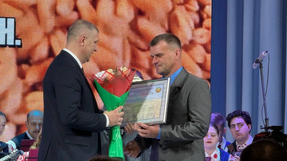 Прошло вручение наград аграриям Быховского района на Дожинках-2025