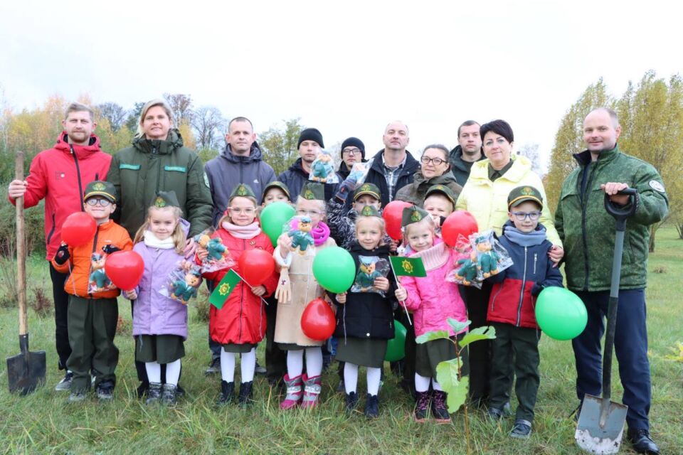 Сегодня в Быхове в рамках республиканской акции «Дай лесу новае жыццё» высадили около трех десятков сажанцев